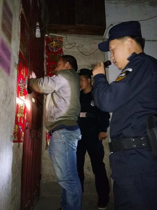 鲁贡镇粗心妈妈误将幼女锁家中 民警全城寻开锁师傅开门