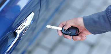 鲁贡镇汽车钥匙锁在车里了怎么办？如何开汽车锁